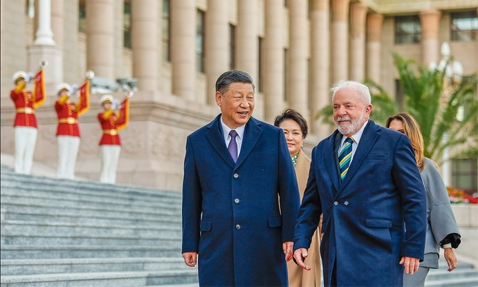 O presidente da China, Xi Jinping, com Lula em Pequim: Brasil resiste a ofensiva chinesa para ampliar Brics