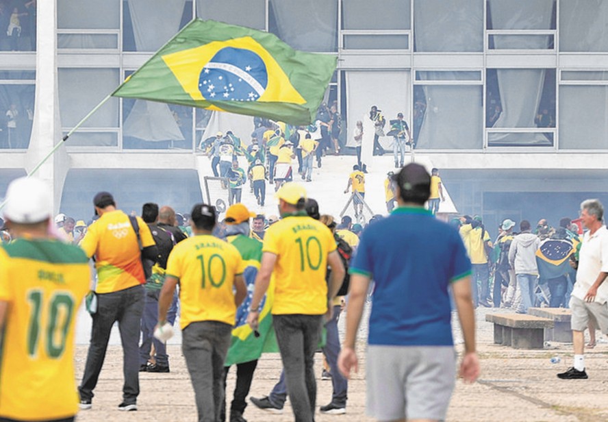 Manifestação antidemocrática de bolsonarista acaba em invasão ao Palácio do Planalto