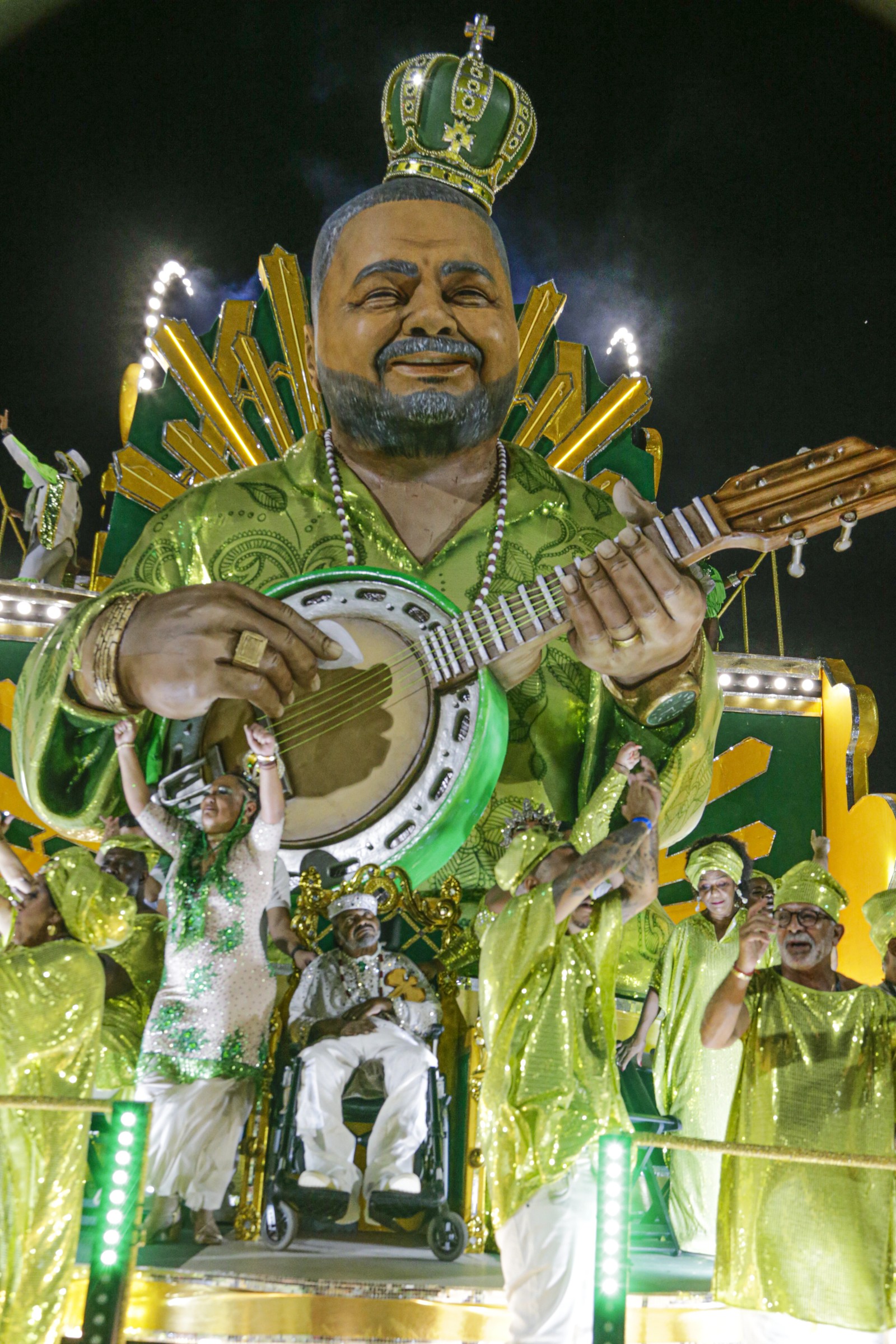 Alegoria com imagem do sambista Arlindo Cruz — Foto: Domingos Peixoto