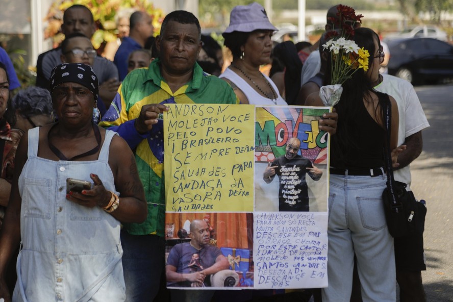 Fãs, amigos e parentes prestam homenagem a Anderson Leonardo, do Molejo, em velório do cantor no Rio