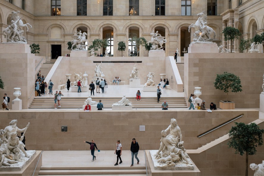 Visitantes no Museu do Louvre