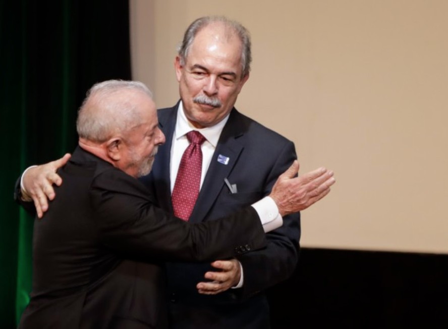 Lula cumprimenta Aloizio Mercadante em cerimônia de posse no BNDES