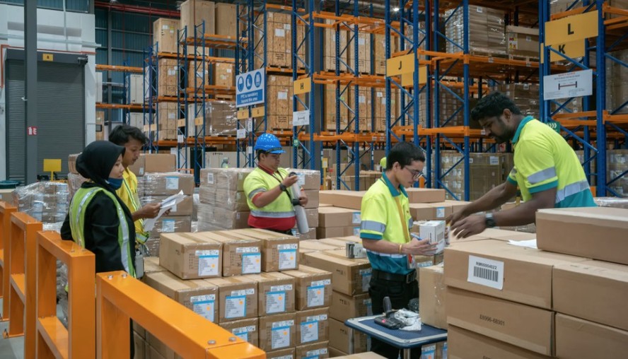 Funcionários da DHL em um centro de distribuição