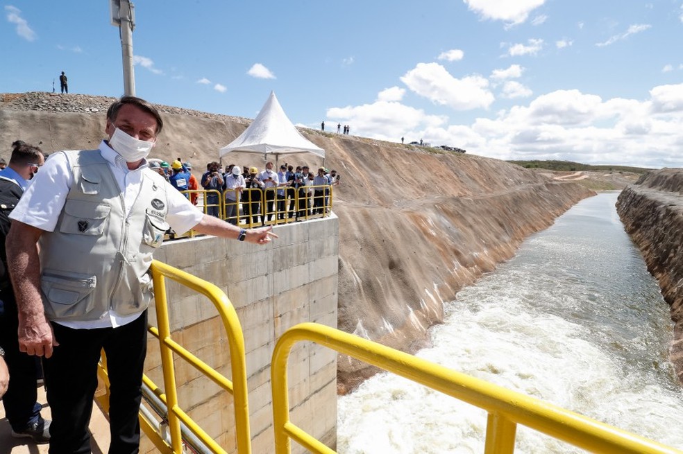 Ex-presidente Jair Bolsonaro participa de inauguração de trecho do canal de transposição do Rio São Francisco, em 2020 — Foto: Alan Santos/PR