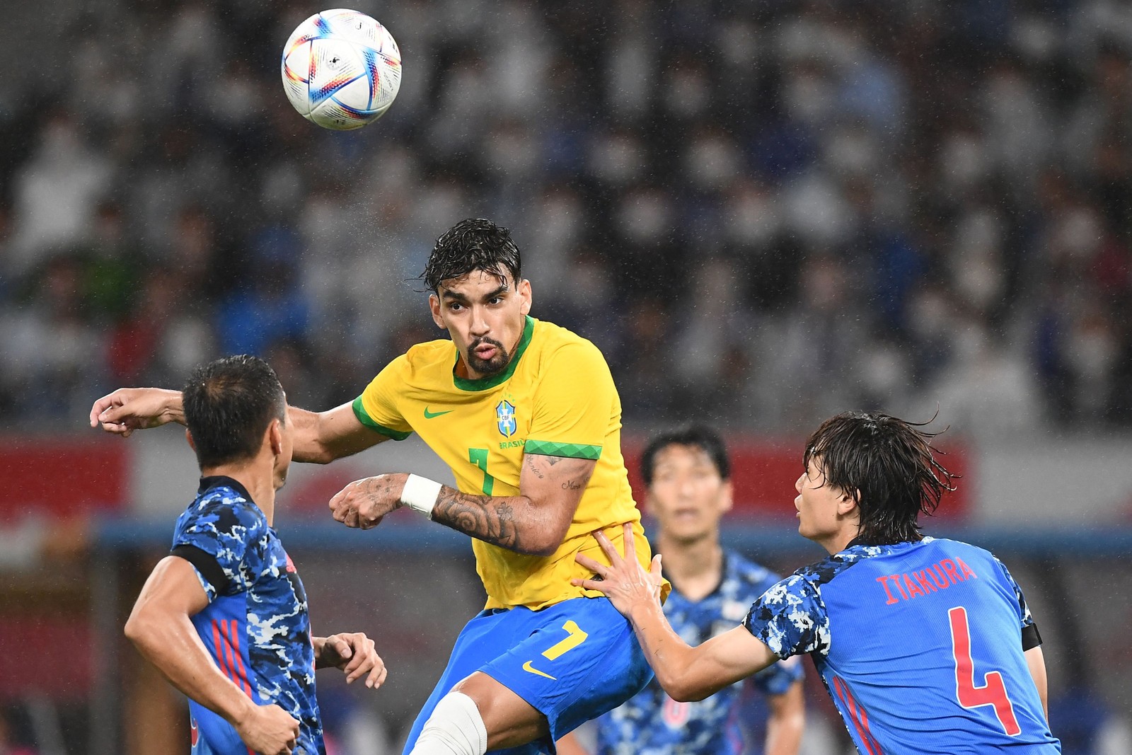 O meia brasileiro Lucas Paqueta cabeceia a bola durante o amistoso internacional — Foto: CHARLY TRIBALLEAU / AFP