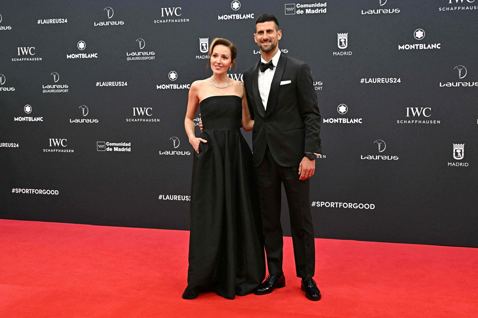 O tenista sérvio Novak Djokovic e sua esposa Jelena posam no tapete vermelho antes da 25ª gala do Laureus World Sports Awards em Madri — Foto: Javier Soriano / AFP