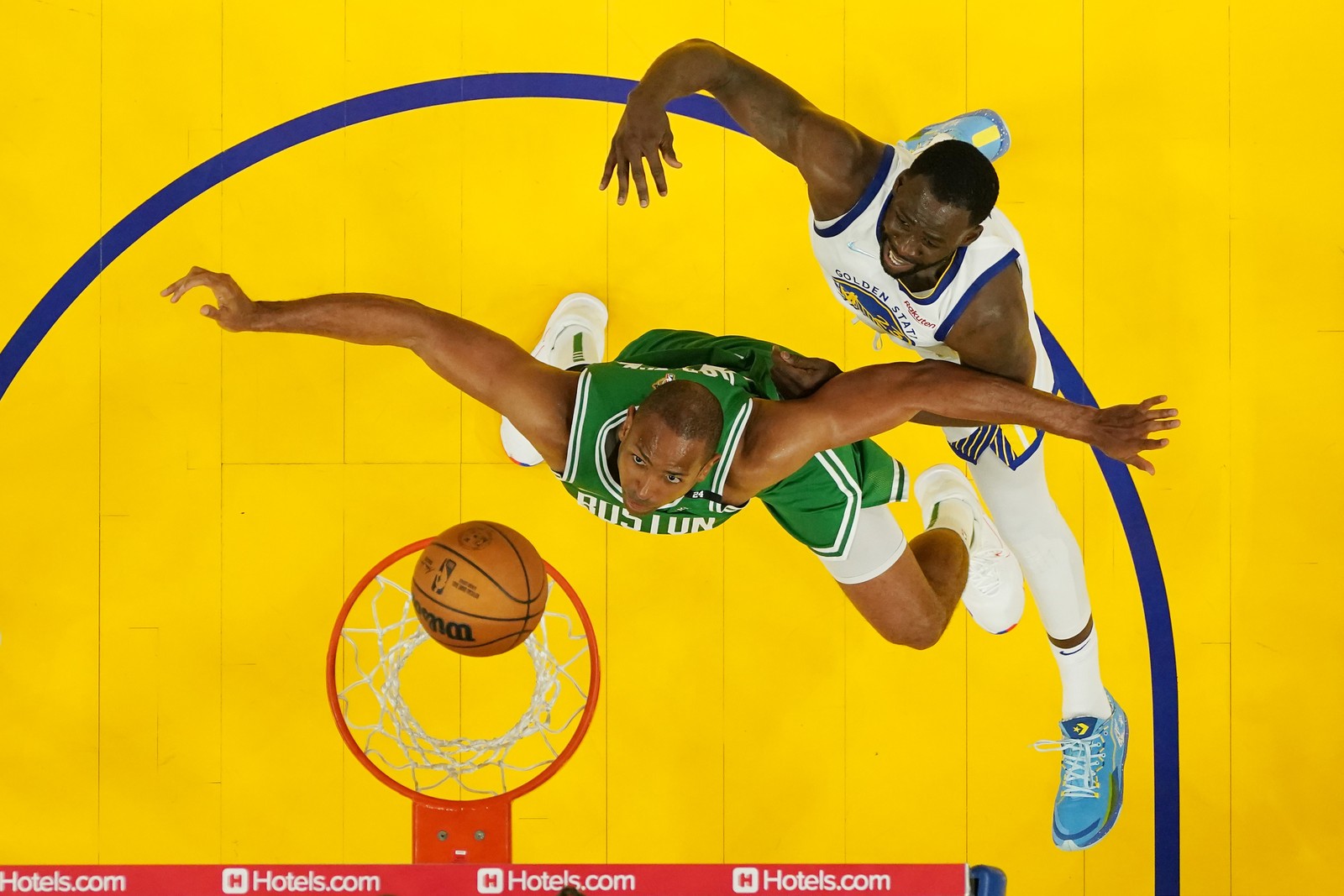 Draymond Green, do Golden State Warriors, atira na cesta sobre Al Horford, do Boston Celtics, durante o terceiro quarto do jogo dois das finais da NBA — Foto: Ezra Shaw/Getty Images/AFP