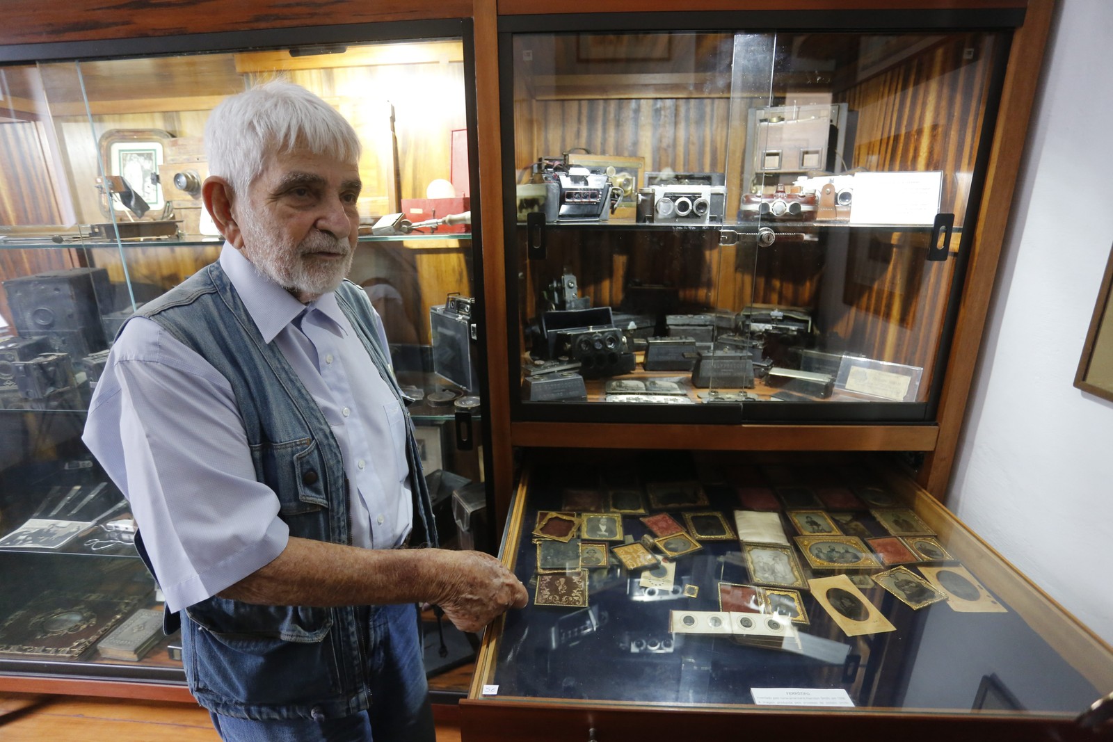 O jornalista Fichel Davit transformou a casa onde morou Bonifácio, tombada pelo Iphan, em um museu que conta a historia do cinema, da fotografia e da telefonia — Foto: Custodio Coimbra 