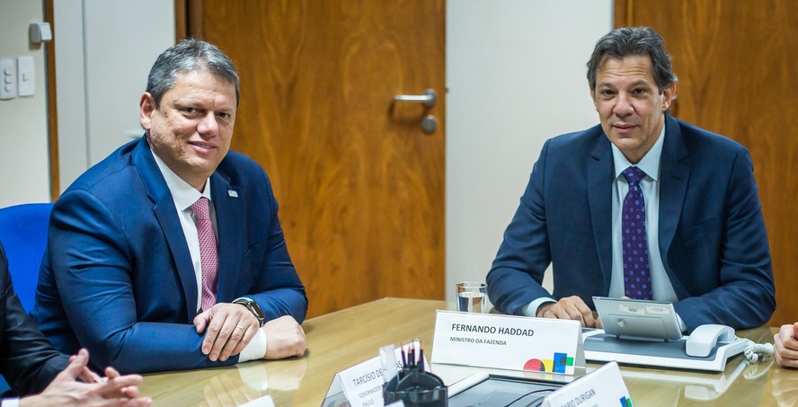 O governador de São Paulo, Tarcísio de Freitas (à esquerda), e o ministro Fernando Haddad