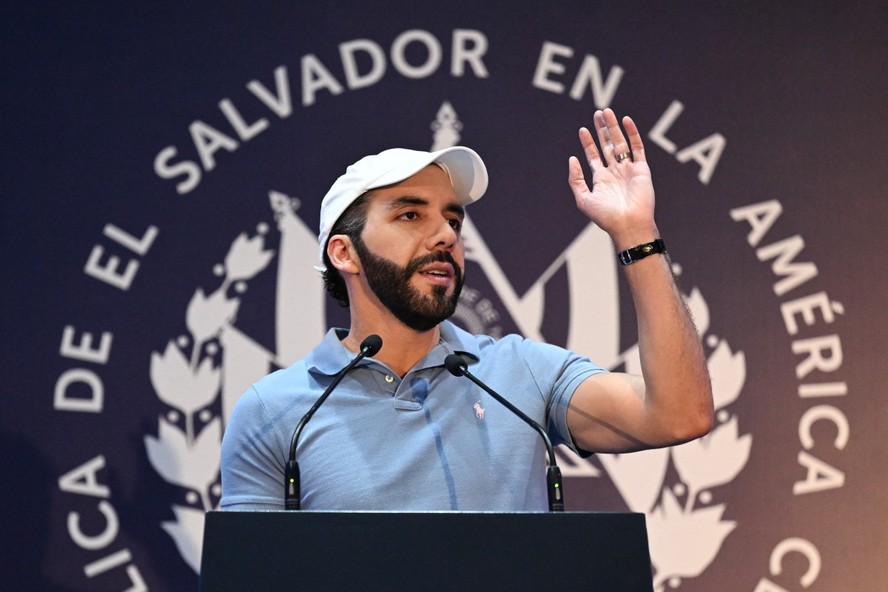 O presidente salvadorenho Nayib Bukele faz um discurso após votar em San Salvador, em 4 de fevereiro de 2024