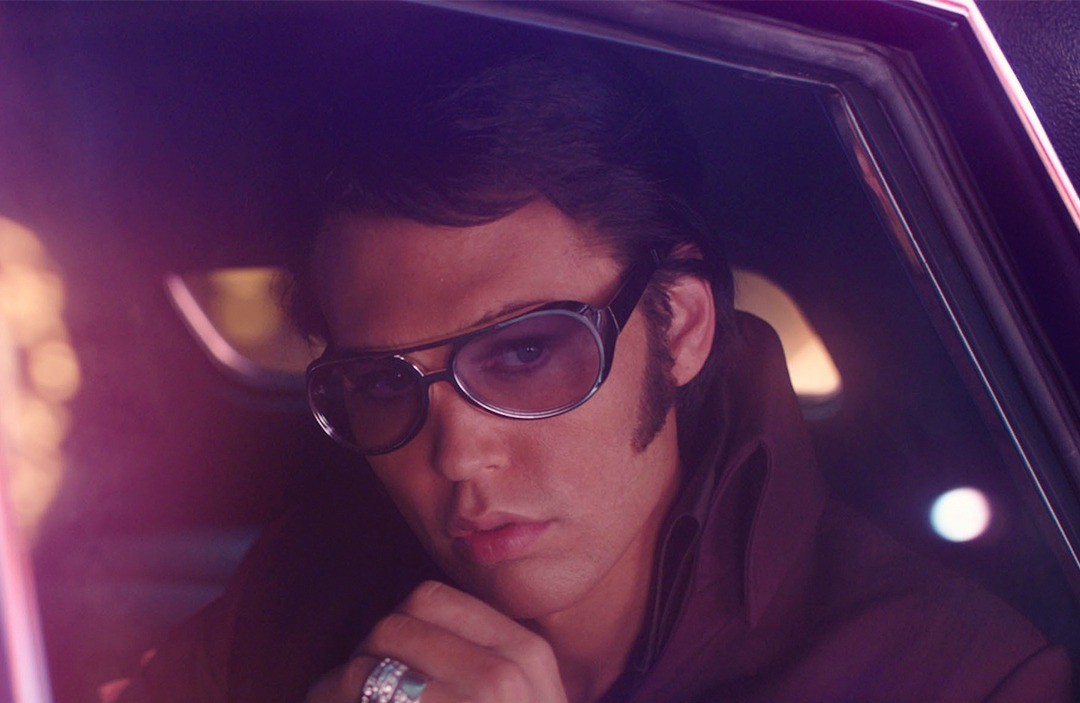 No papel de Elvis, ator Austin Butler em "Feitiço californiado" — Foto: Divulgação