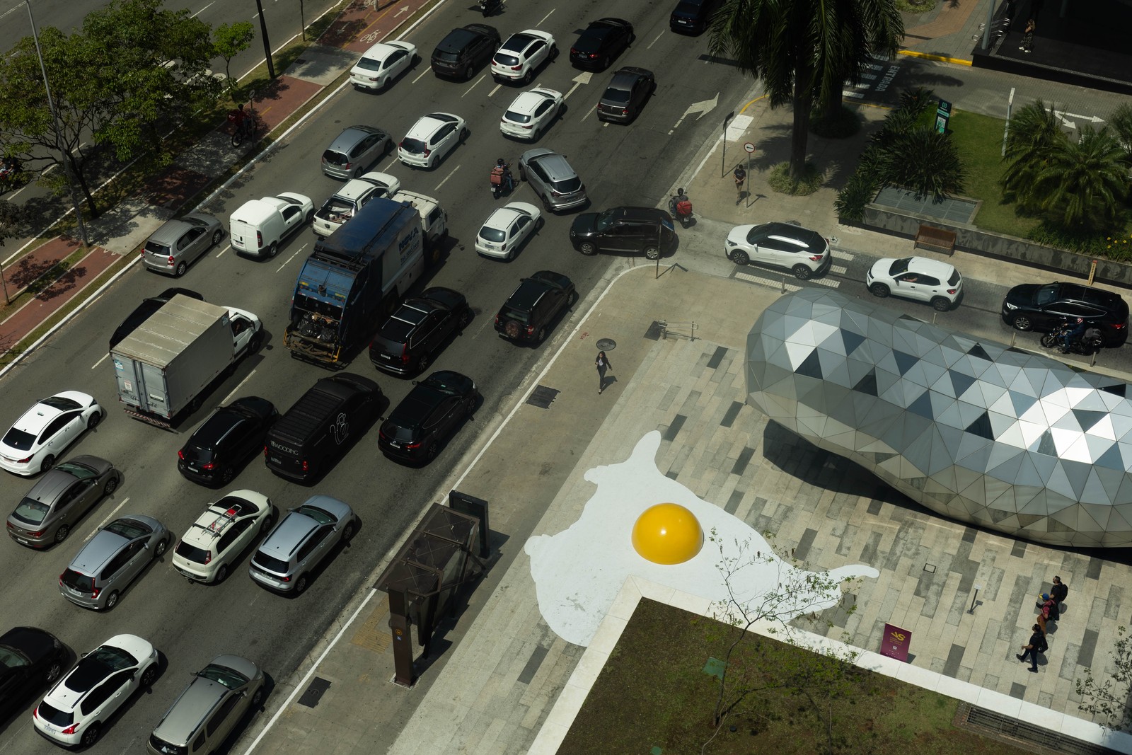 EGGCIDENT. Intervenção urbana criada pelo artista holandês Henk Hofstra, que busca chamar a atenção para as mudanças e o aquecimento global. — Foto: Maria Isabel Oliveira/Agência O Globo