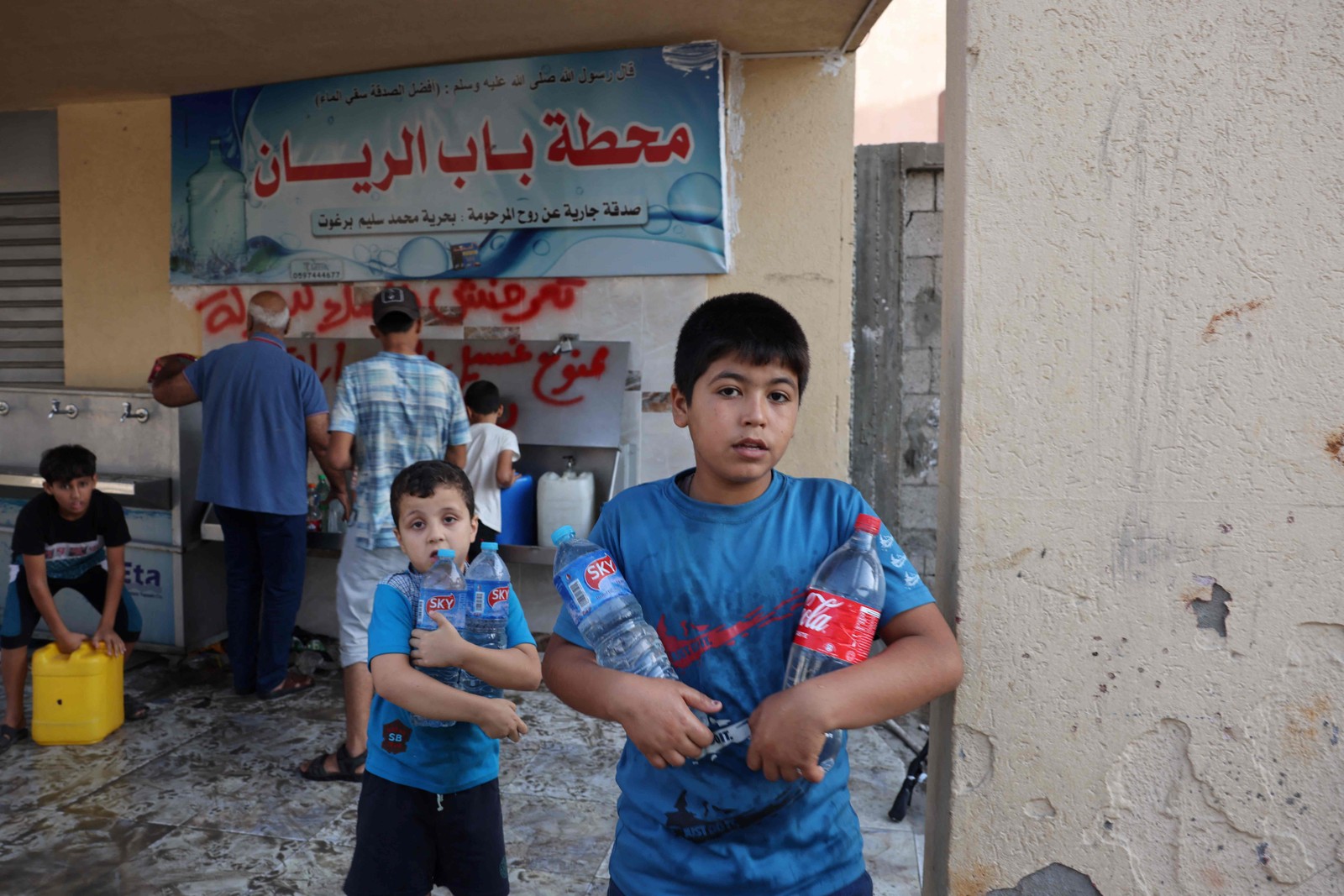 Crianças palestinas buscam água em campos de fornecimento na Faixa de Gaza — Foto: Mohammed Abed/AFP