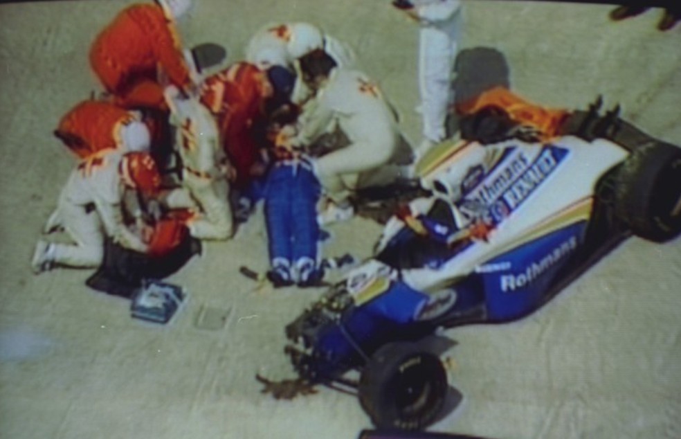 Ayrton Senna após acidente em Ímola, socorrido por médicos — Foto: Reprodução