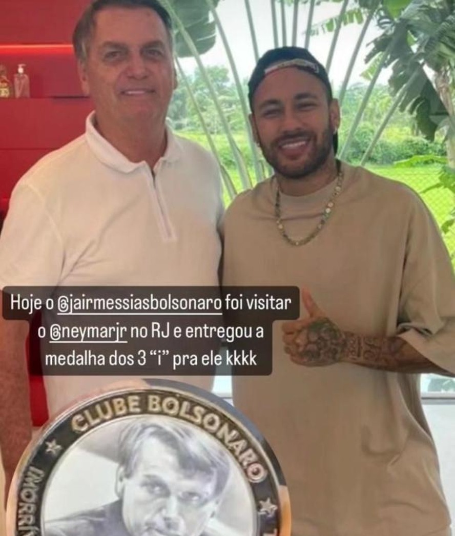 Bolsonaro entrega medalha para Neymar