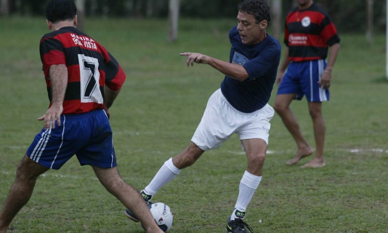 Chico Buarque joga partida de futebol durante a Festa Literária Internacional de Parati em 2004  — Foto: Marcos Tristão / Agência O Globo
