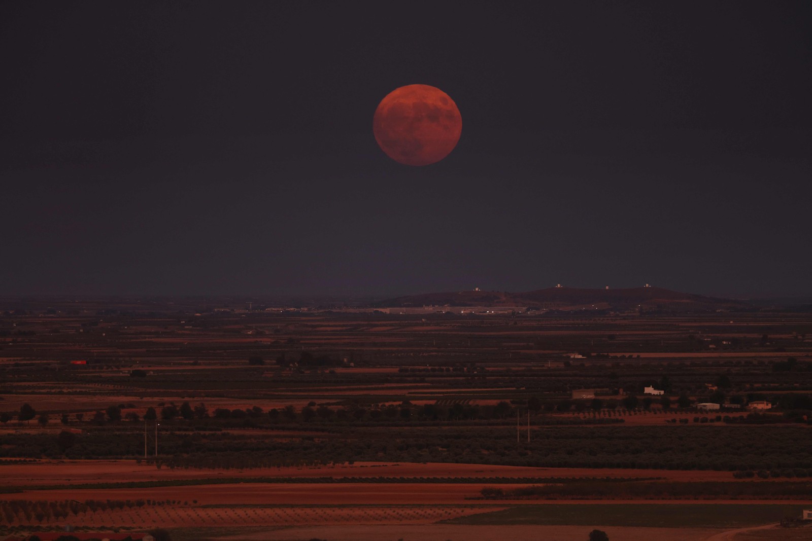 “Super Lua Azul”, vista em Consuegra, província de Ciudad Real na Espanha — Foto: Foto de Thomas COEX / AFP