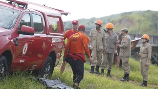 Busca pelo corpo do perito, morto por militares da Marinha, durou três dias — Foto: Fabiano Rocha / Agência O Globo