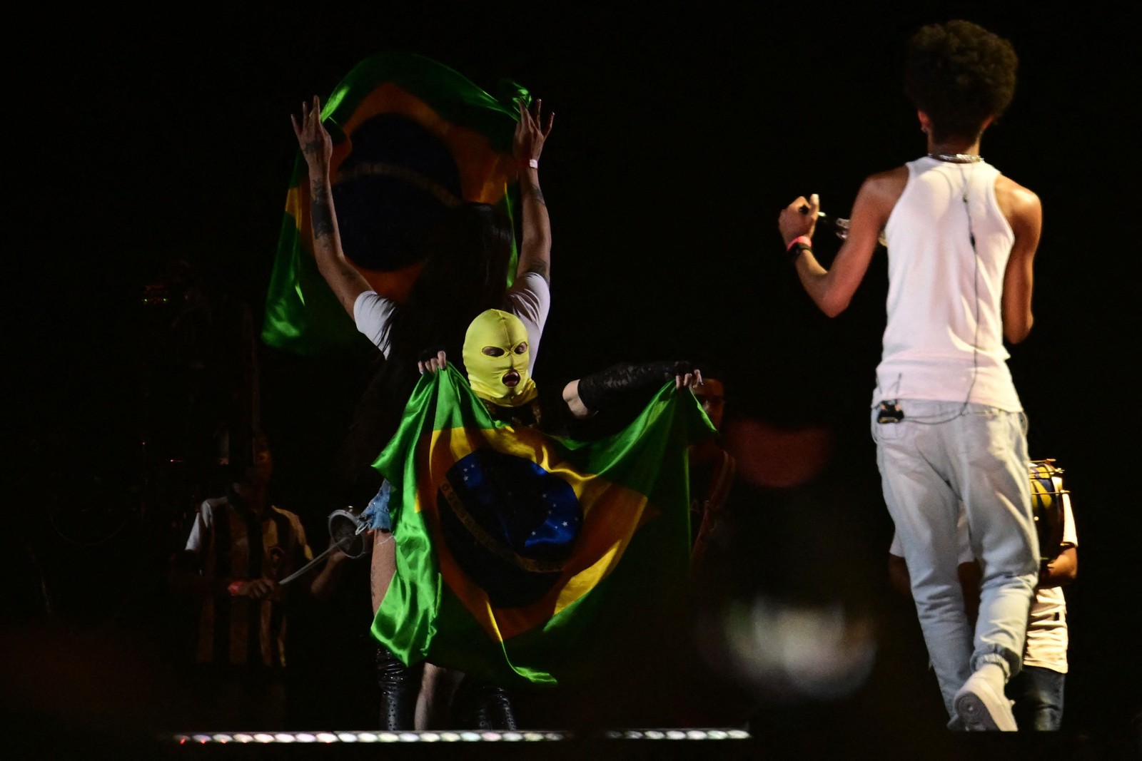 Madonna ensaia no palco na praia de Copacabana onde fará um megaconcerto gratuito, no Rio de Janeiro, Brasil. — Foto: Pablo PORCIUNCULA / AFP