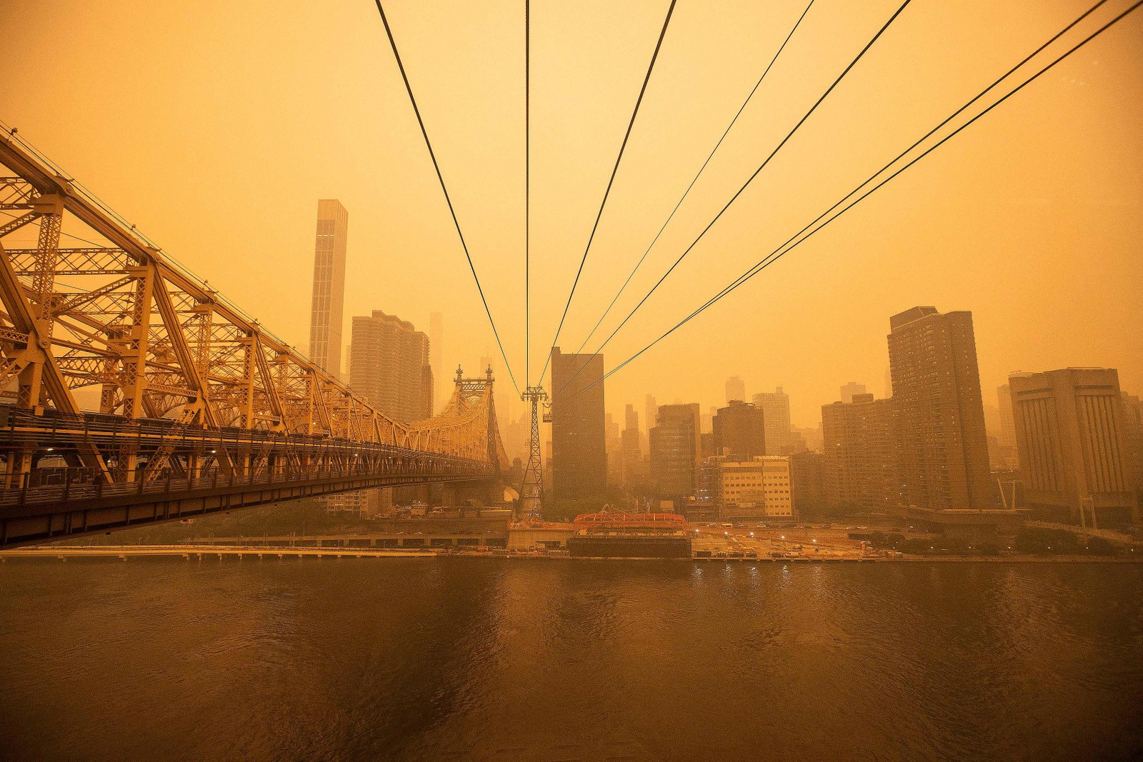 Ponte Ed Koch Queensboro tomada pela fumaça dos incêndios florestais canadenses - Foto EDUARDO MUNOZ ALVAREZ / GETTY IMAGES NORTH AMERICA / Getty Images via AFP