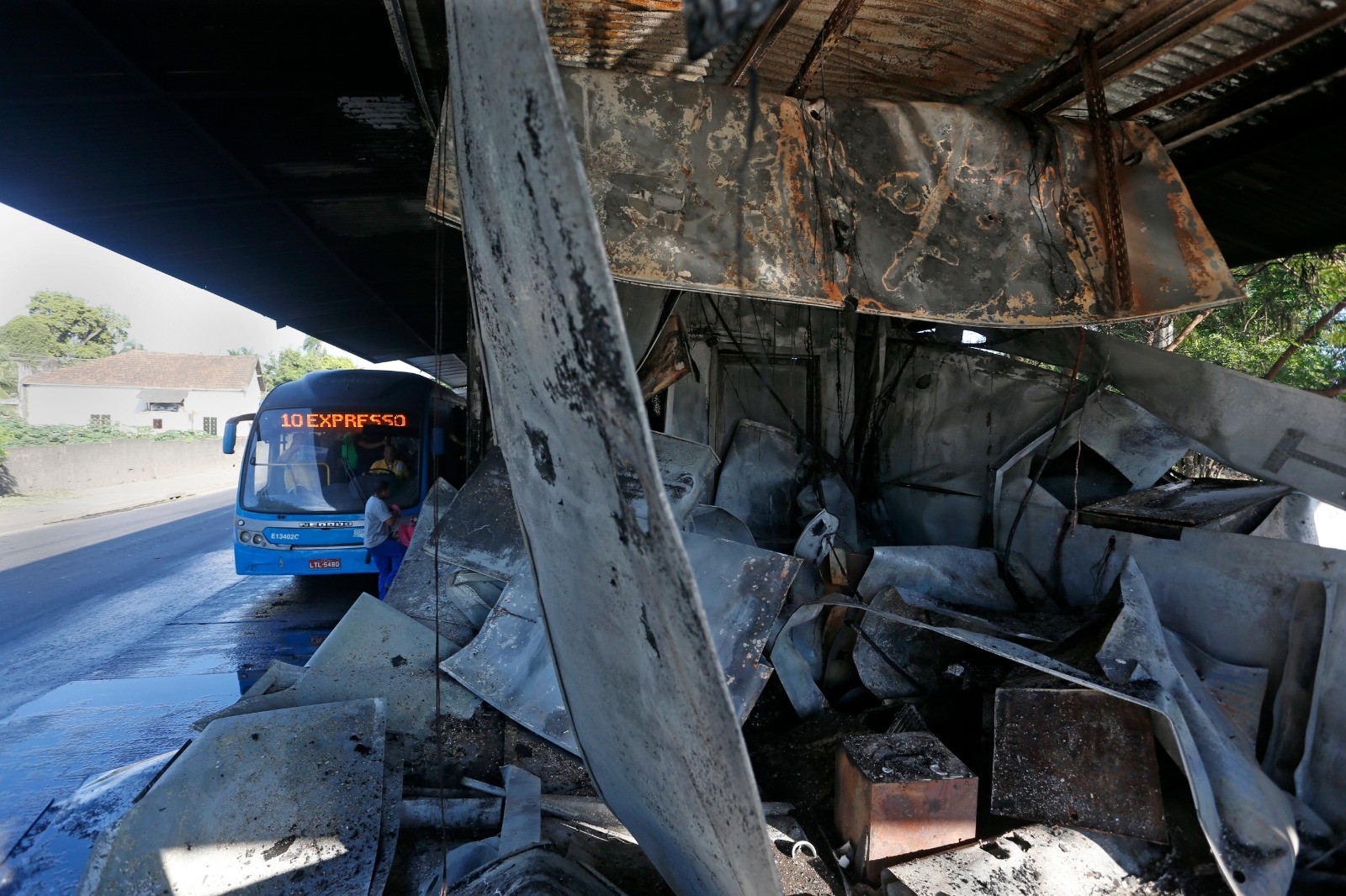 Estação do BRT Veridiana incendiada, em Santa Cruz., na Zona Oeste, um dia após os ataques que incendiaram ao menos 35 ônibus no Rio — Foto: Fabiano Rocha / Agência O Globo