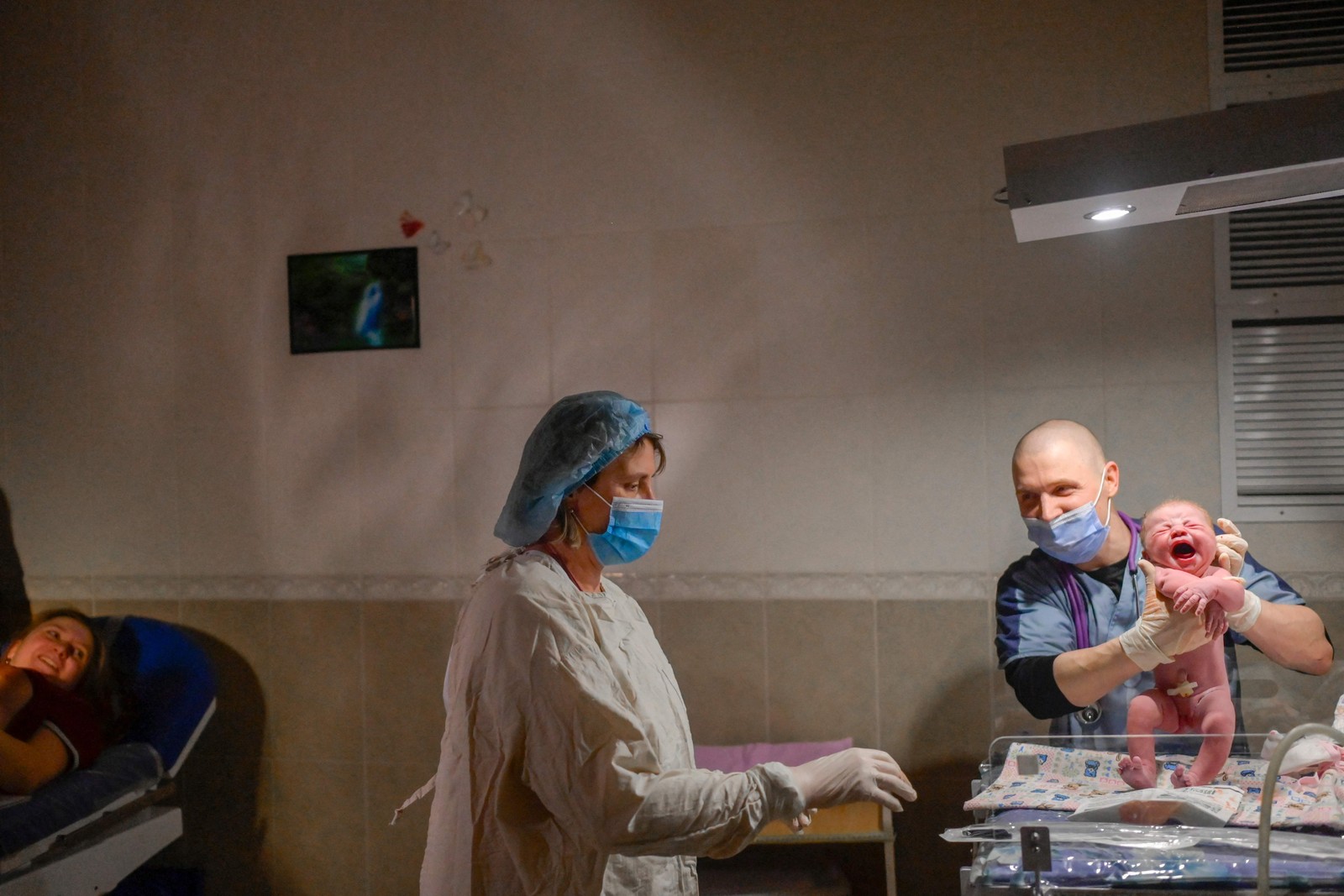 Enquanto sirenes anunciam ataques, a ucraniana Aleina dá a luz em Mykolaiv — Foto: BULENT KILIC / AFP