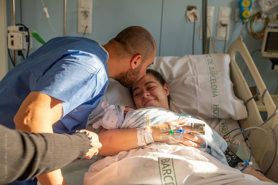 Mulher transplantada com útero da própria mãe dá à luz, na Espanha