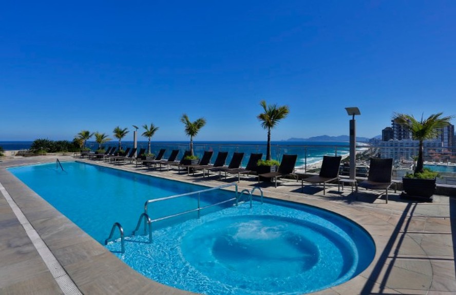 A piscina do rooftop do Windsor Barra tem Jacuzzi