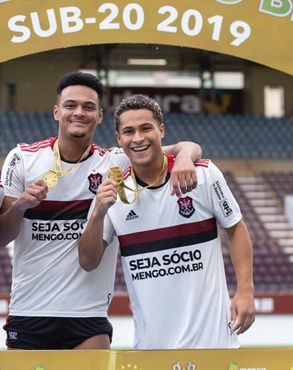 Rodrigo Muniz e João Gomes após conquista da Supercopa do Brasil sub-20 — Foto: Reprodução