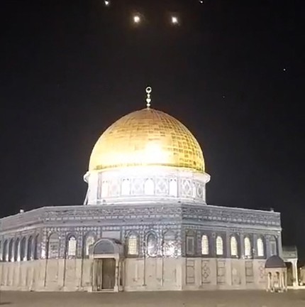 Céu acima do complexo da Mesquita Al-Aqsa em Jerusalém. O Irã lançou o seu primeiro ataque direto ao território israelita no final do sábado, 13/04/2024 — Foto: AFP