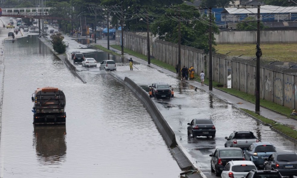 Avenida Brasil alagada com chuva que caiu na madrugada de domingo no Rio — Foto: Márcia Foletto