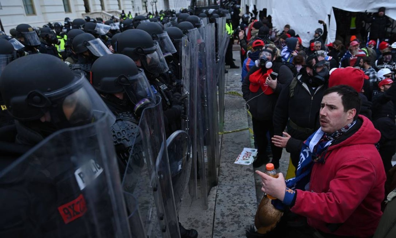 Apoiadores de Donald Trump confrontam policiais do lado de fora do Congresso americano  — Foto: BRENDAN SMIALOWSKI / AFP
