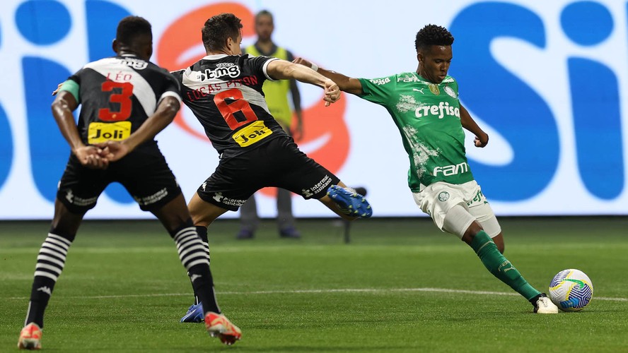 Estêvão enfrenta a defesa do Vasco no Allianz Parque