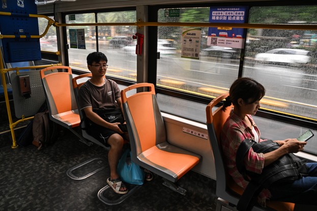 Passageiros viajam em um ônibus elétrico em Shenzhen