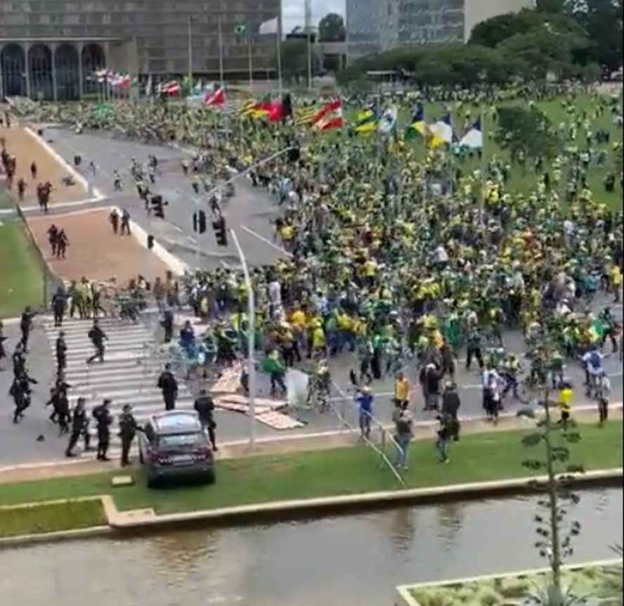 Vídeo mostra momento em que golpistas conseguiram avançar sobre as barreiras que estavam no caminho do Congresso Nacional