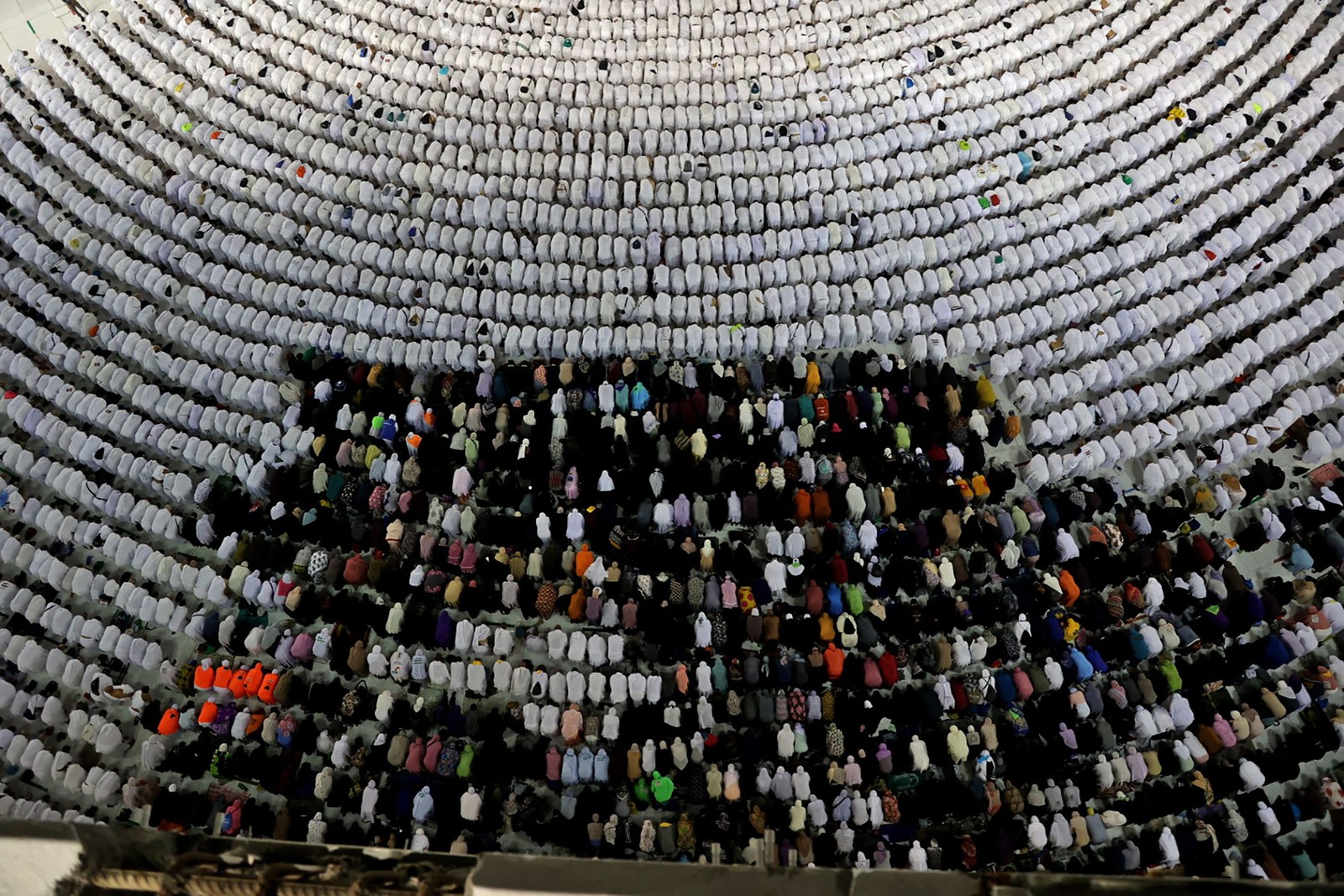 Fiéis muçulmanos rezam ao redor da Caaba, na Grande Mesquita, na cidade sagrada de Meca, na Arábia Saudita, onde um milhão de pessoas, – sendo aproximadamente 850.000 do exterior – podem participar do hajj deste ano, a peregrinação obrigatória – para os islâmicos em condições de viajar. A pandemia afetou o rito que é um pilar da religião — Foto: AFP