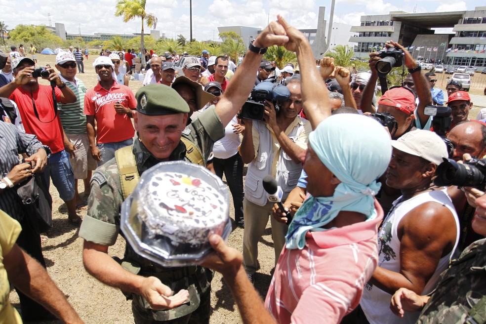  Então comandante da 6ª Região Militar do Exército, na Bahia, GDias confraterniza com PMs amotinados — Foto: Marcelo Carnaval/07.02.2012