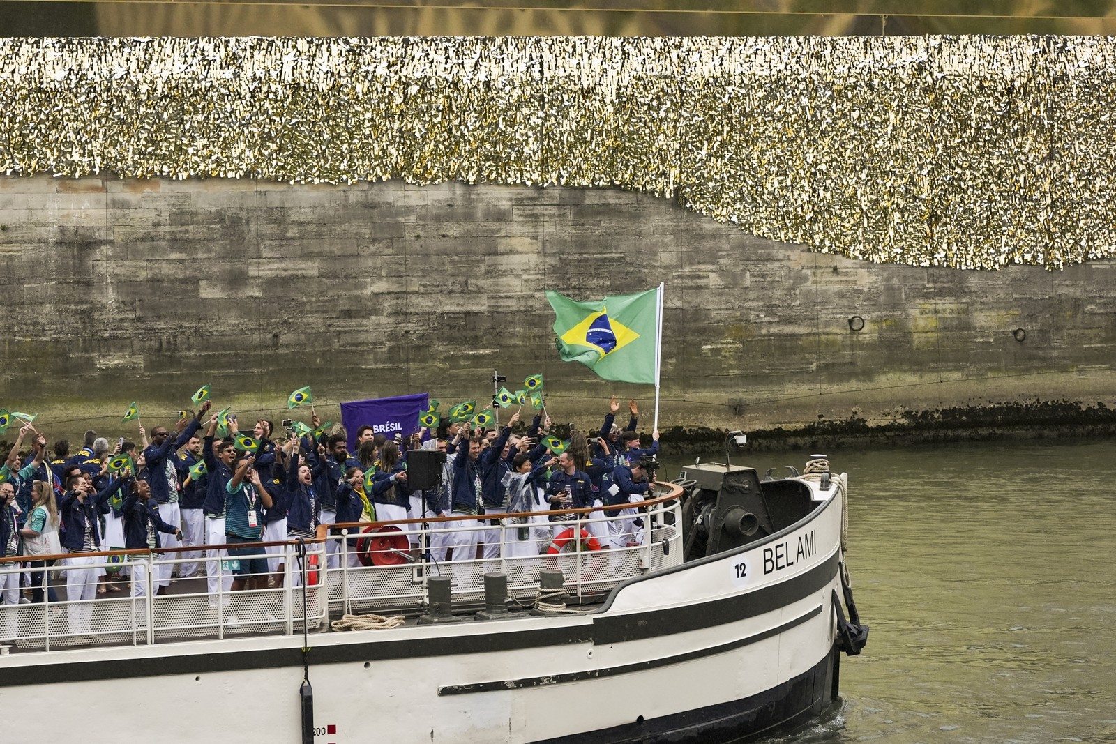 Seleção brasileira durante cerimônia de abertura dos Jogos Olímpicos de Paris 2024 — Foto: Jeremy White/The New York Times