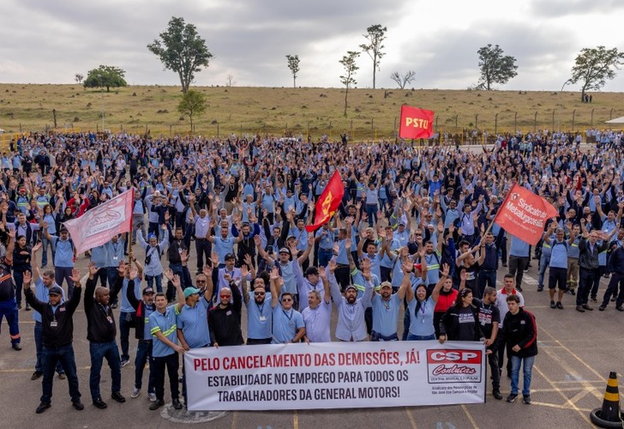 Metalúrgicoa da General Motors de São José decidiram paralisar as atividades após demissões