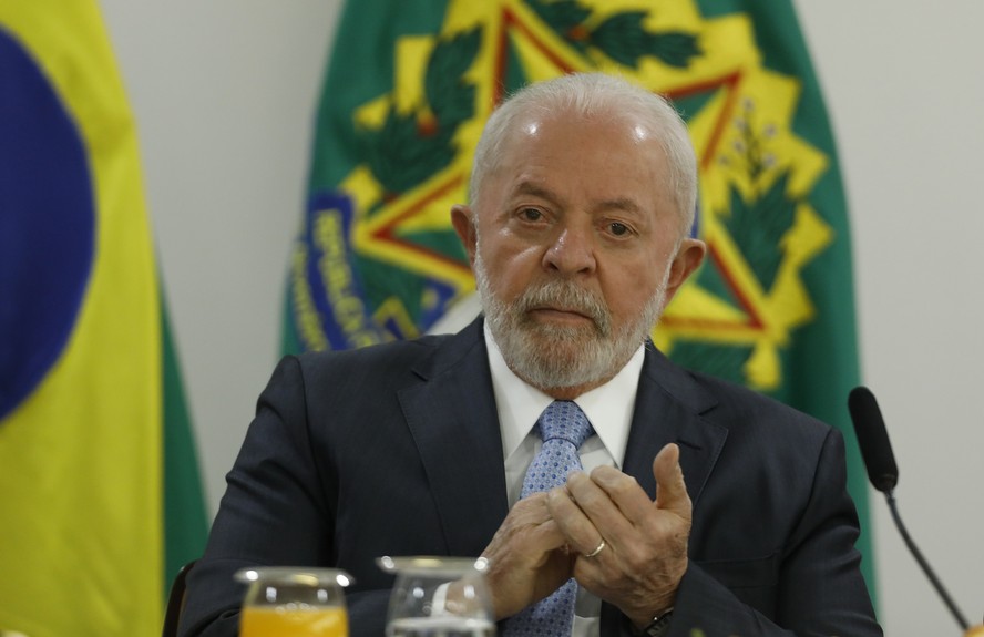O presidente Lula em reunião com políticos