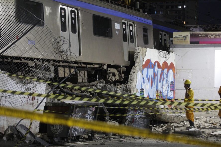 Trem da Supervia descarrila e derruba muro na estação de São Francisco Xavier