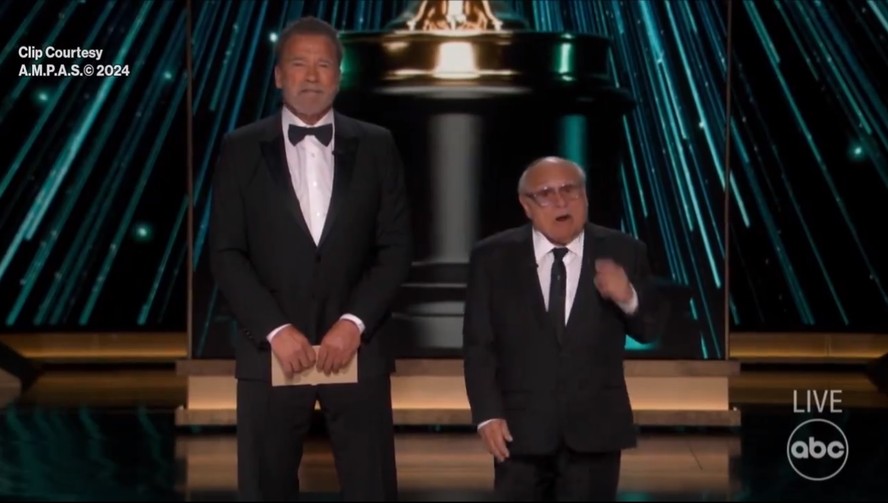 Arnold Schwarzenegger e Danny Devito durante a apresentação do Oscar