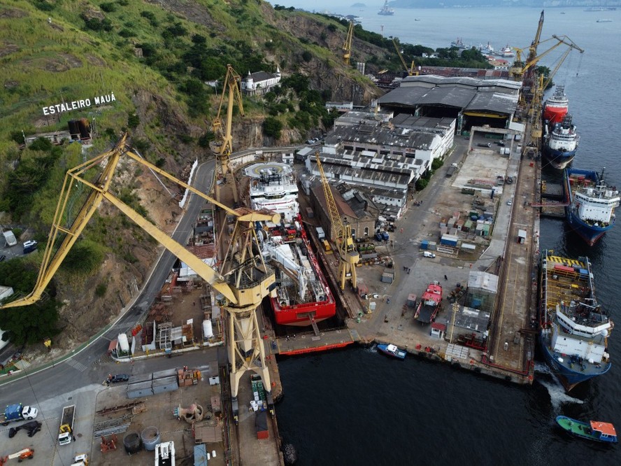 Estaleiro Mauá, primeiro no Brasil, na Ponta da Areia, Niterói, está com 7 navios em reparo.