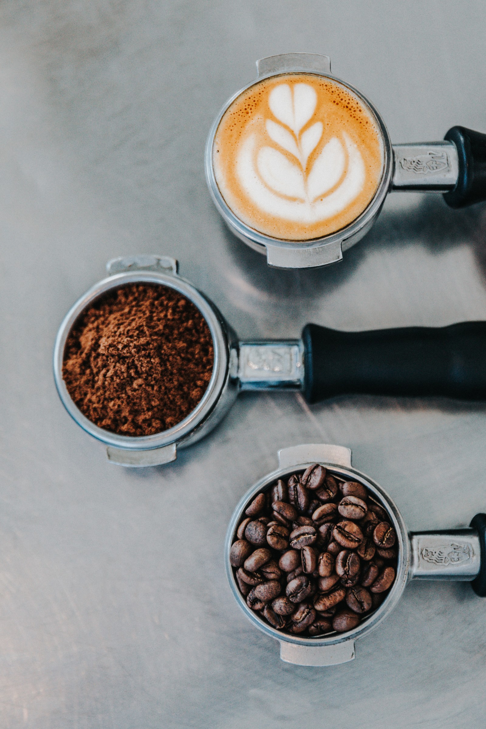 Tipos de café diferem no sabor, aroma e qualidade. Apesar de ser o produto de uma semente que contém a substância estimulante cafeína, alguns dos efeitos secundários do consumo ou da intolerância podem estar mais ligados ao processamento do grão de café.  — Foto: Unsplash