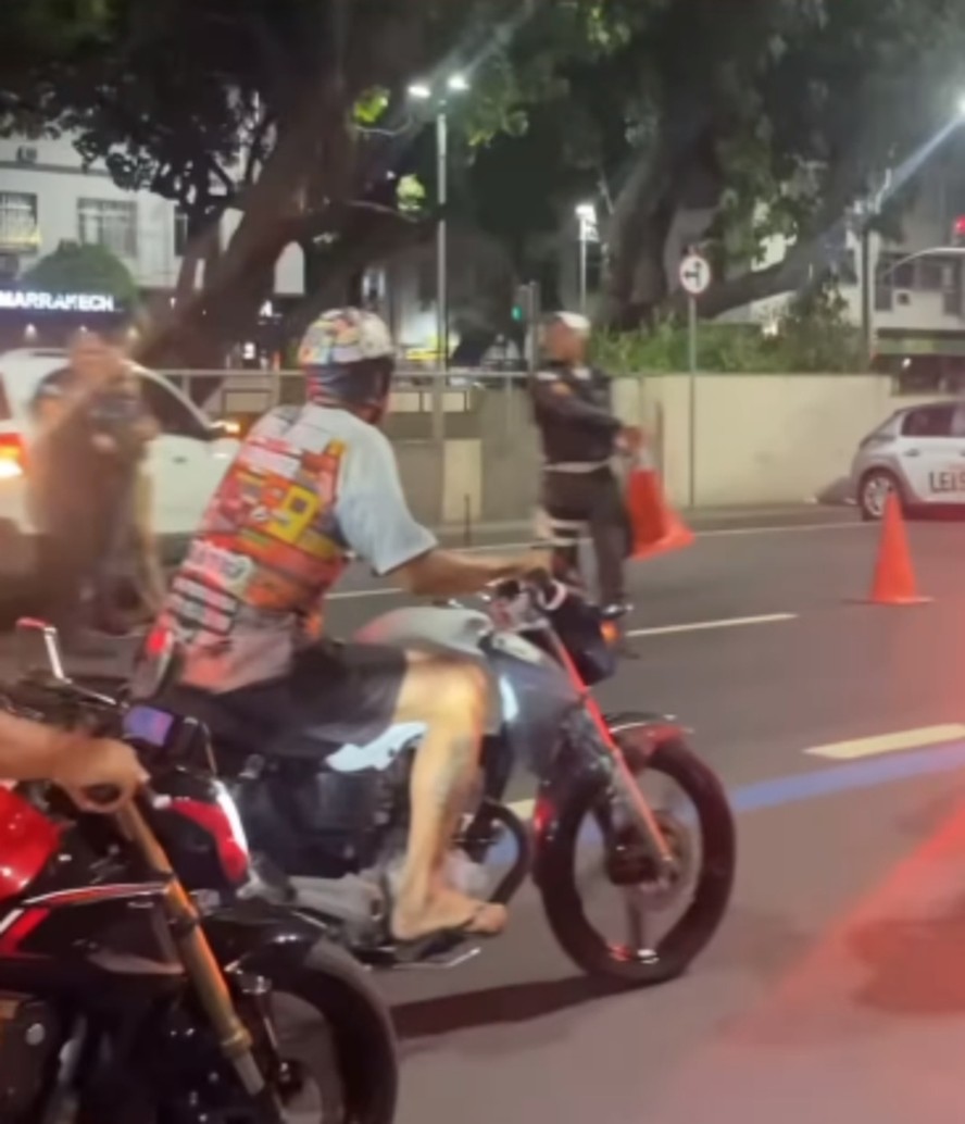 Motociclistas em rolezinho debocham de policiais ao passar por blitz da Lei Seca em Copacabana
