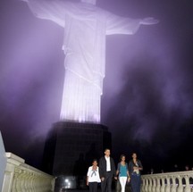 Acima, Obama, Michelle e as meninas, durante visita do ex-presidente ao Rio, em 2011 — Foto: AFP PHOTO / Saul LOEB