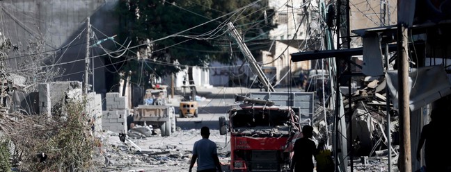 Palestinos com seus pertences fogem para áreas mais seguras na Cidade de Gaza após ataques aéreos israelenses — Foto: MOHAMMED ABED/AFP