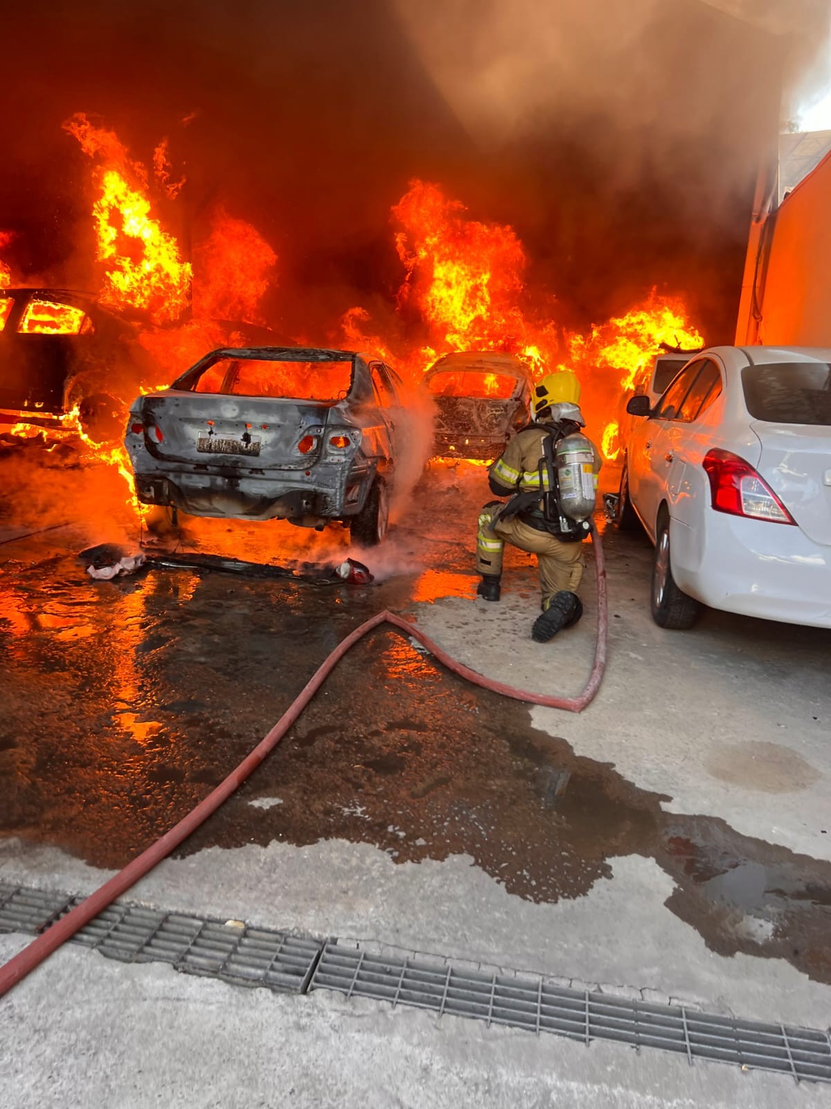 Incêndio destrói 12 veículos em oficina mecânica, em Ipatinga (MG); veja fotos — Foto: Divulgação