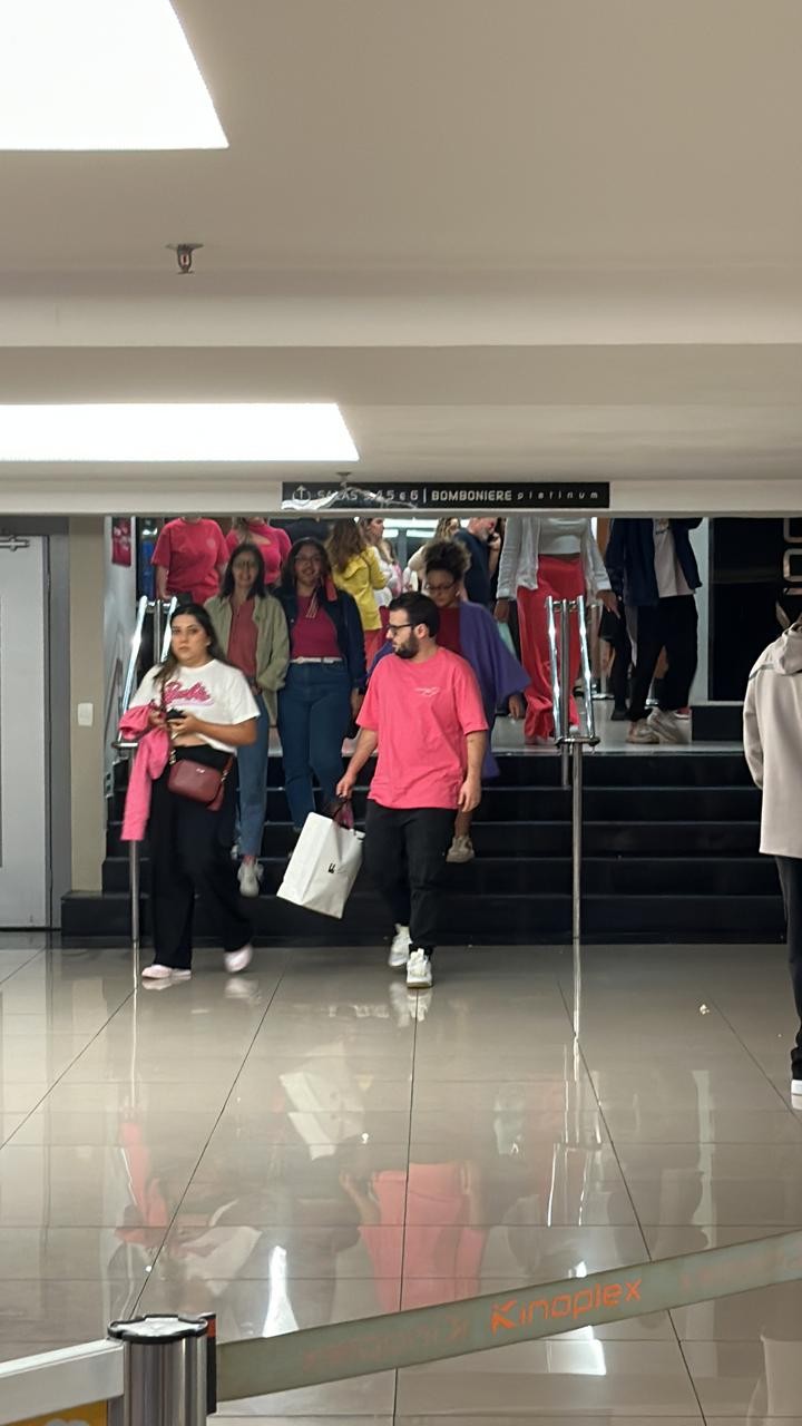 Fãs lotam salas de cinema vestidos com roupas rosas no lançamento de Barbie — Foto: Reprodução 