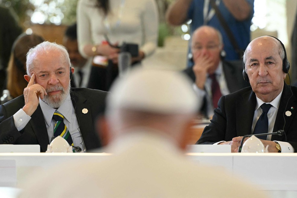 O presidente do Brasil, Luiz Inácio Lula da Silva, observa o Papa Francisco, durante encontro do G7 — Foto: Mandel Ngan/AFP